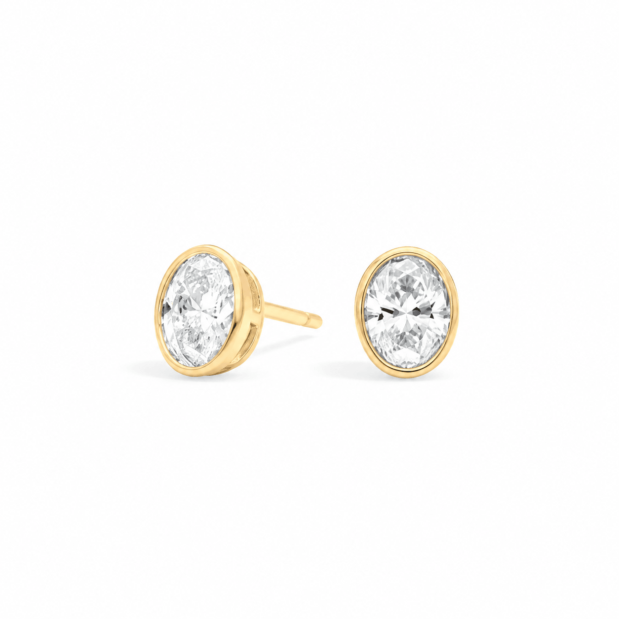 Éclat Oval Moissanite Stud Earrings
